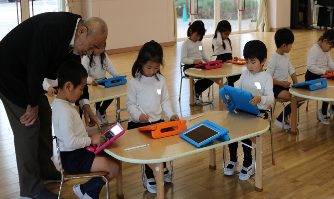 iPadを使った課外授業 (聖和学院第二幼稚園)