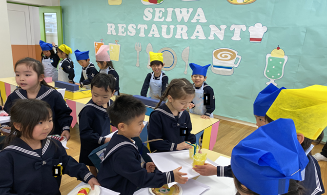 英語でお店やさんごっこ（聖和学院幼稚園）