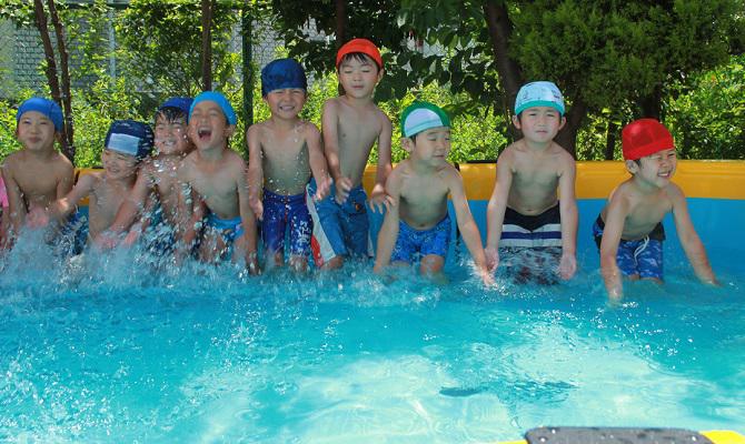 たのしい水遊び (聖和学院幼稚園・聖和学院第二幼稚園)