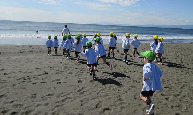 辻堂海岸での園外保育（聖和学院第二幼稚園）