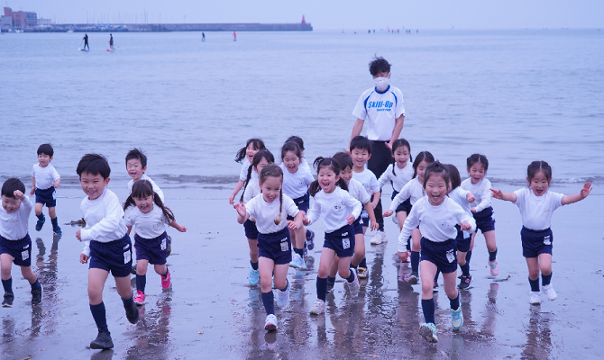 初夏の逗子海岸で遊びました（聖和学院幼稚園）